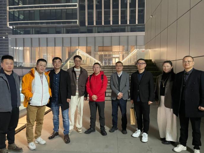 下午有个投行朋友找我，问我那个当红消费项目的股东有没有兴趣卖老股？有某知名投资人