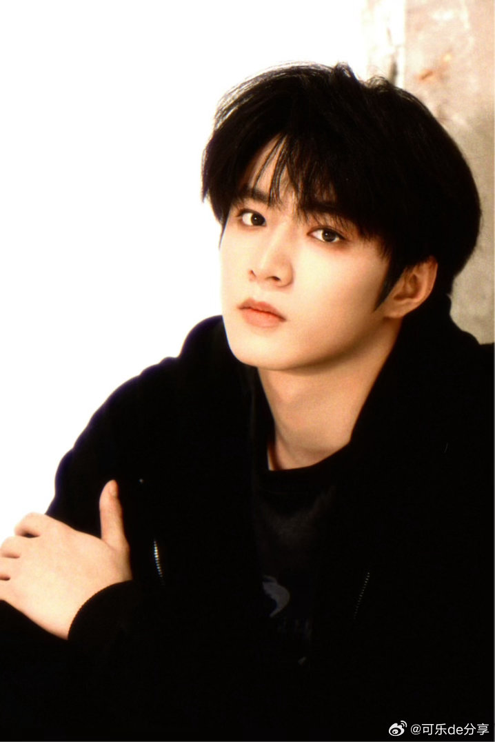 刘耀文高会更新：今天拍摄有点超标 今天先发一下旧图 