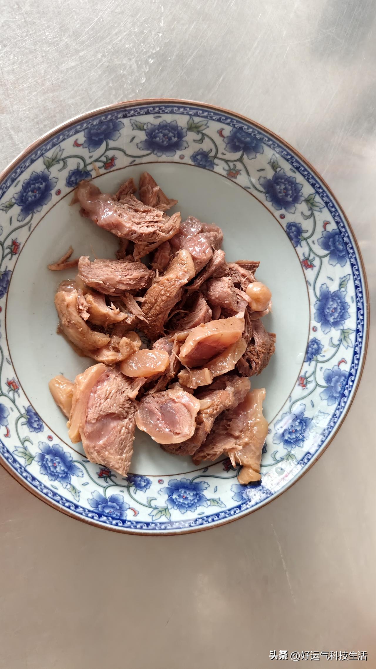 初次挑战酱牛肉，总算圆满成功！网购四斤牛腱子，提前浸泡两小时充分泡出血水，焯水撇
