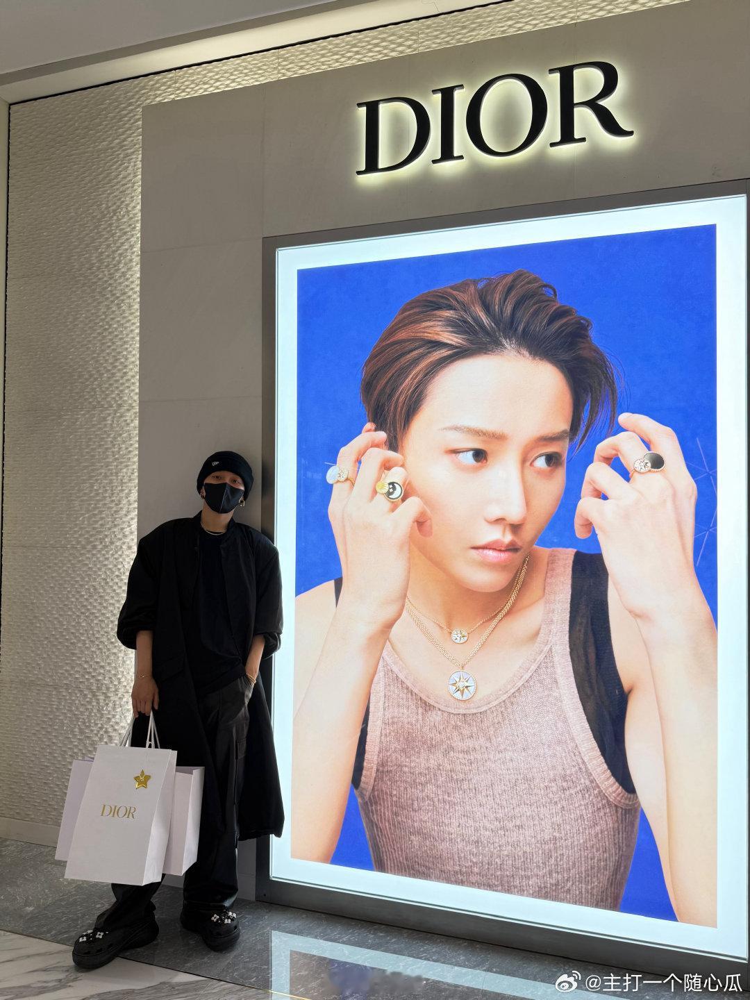 刘雨昕打卡dior 地广，在哪能偶遇[嘻嘻] ​​​