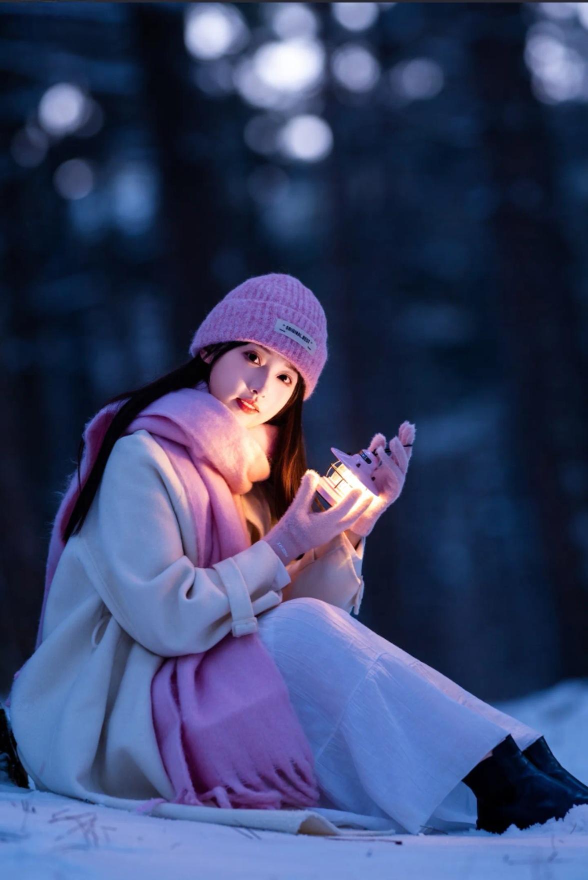 冬日暖光，粉衣少女在雪地中享受宁静时光