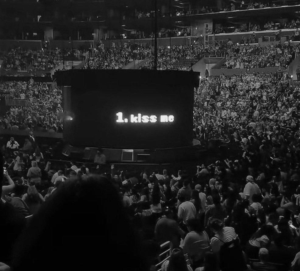 ArianaGrande  Ari洛杉矶n1惊喜宣布track 1名:kiss 