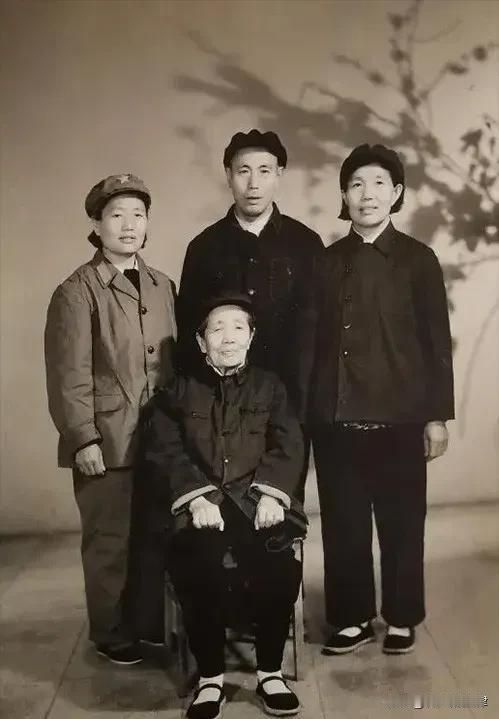 她是长征最年长女红军，60岁裹小脚走完2万里，102岁高龄离世
 
她是长征中最