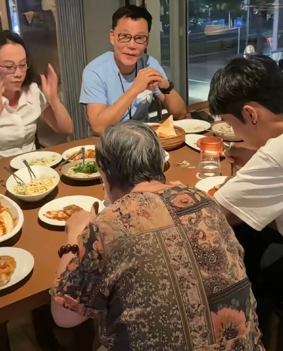 李国庆、张丹红夫妇与家人在一起用餐，一桌家常菜，窗外夜色正好，人间烟火，虽是半路