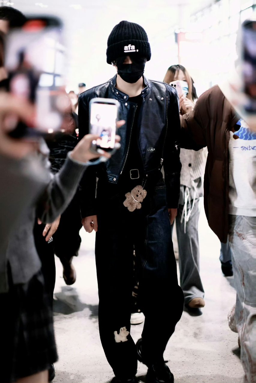 穆祉丞毛绒小狗挂件穆祉丞皮衣造型 穆祉丞毛绒小狗挂件真的好可爱啊 