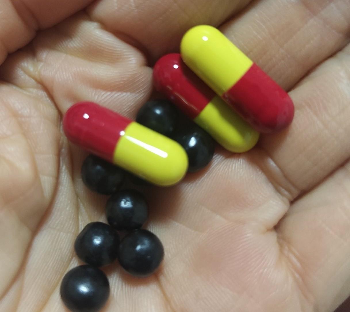 昨天白天睡的太美了
换来了
昨晚烙了一个晚上“大饼”
这些药没用吗
它们失灵了吗