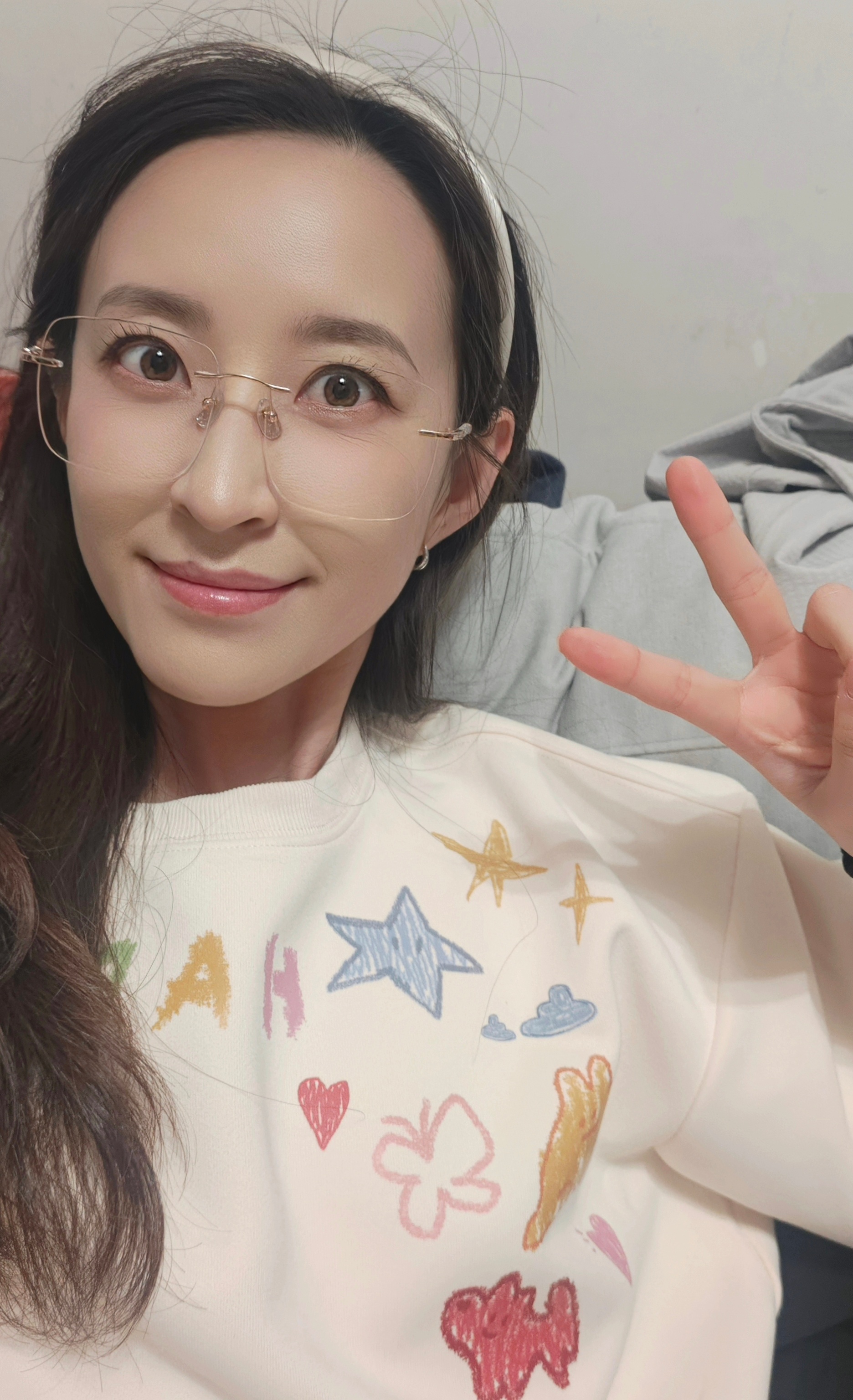 买了件新卫衣，上面有很多可可爱爱的手绘图案，本来觉得挺好看的，结果胖子突然来了句