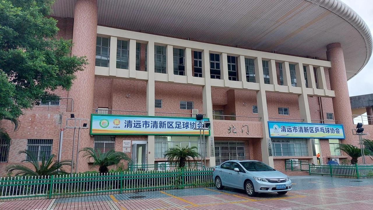 太和镇体育馆北门：清新区太和镇体育馆北门，远处的高层小区是新亚时代城，离清和市场