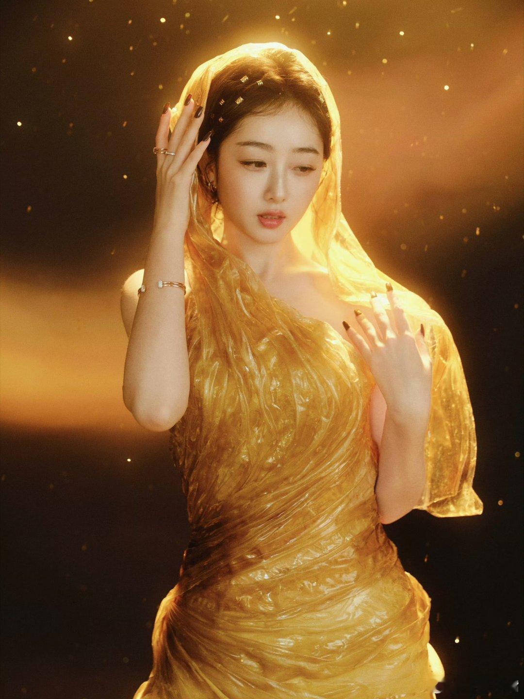 怎么还有金鸡女神？是不是模仿芒果金鹰女神啊？不过话说回来，造型还可以！ 