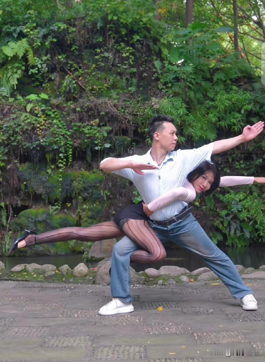 龚玥菲和宝娃情龙这波合作真是绝了！两人同框的画面简直美到窒息，一个眼神交汇都透着