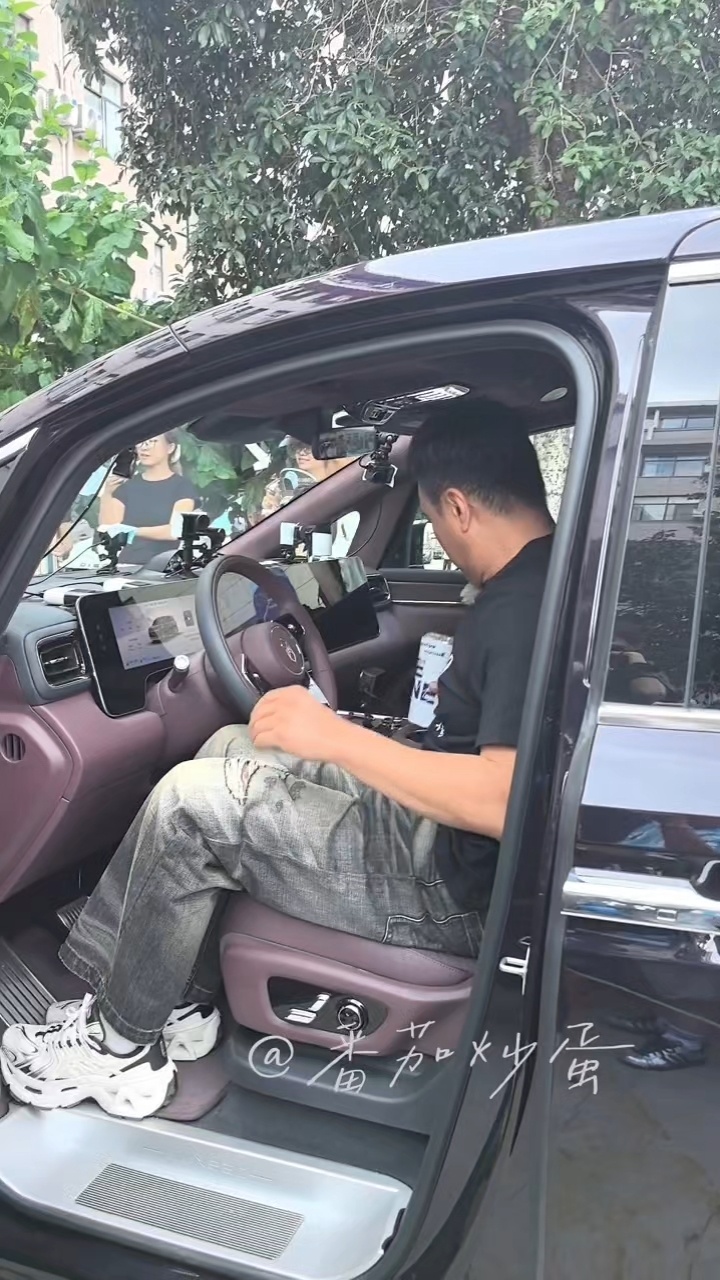 胡军让陈哲远粉丝先去吃饭 谁被胡军这波操作戳到！综艺《大哥小助理》中化身助理，忙
