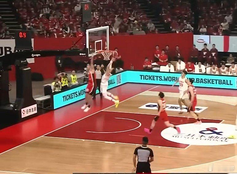 这比赛没有不紧张的，是，合理。但怎么就紧到这种程度，完全一个个是超失常的空蓝不进