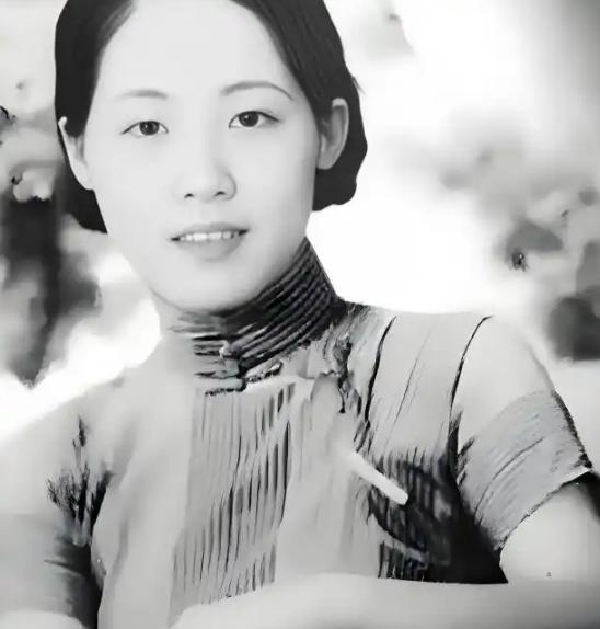 1925年，接连生了4个女儿的董竹君，为了满足丈夫想生儿子的愿望，不顾危险怀上了