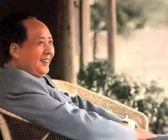 毛主席对周小舟同志建议说：“你们省委研究一下，在这个山沟里修几间茅草房，省里开个