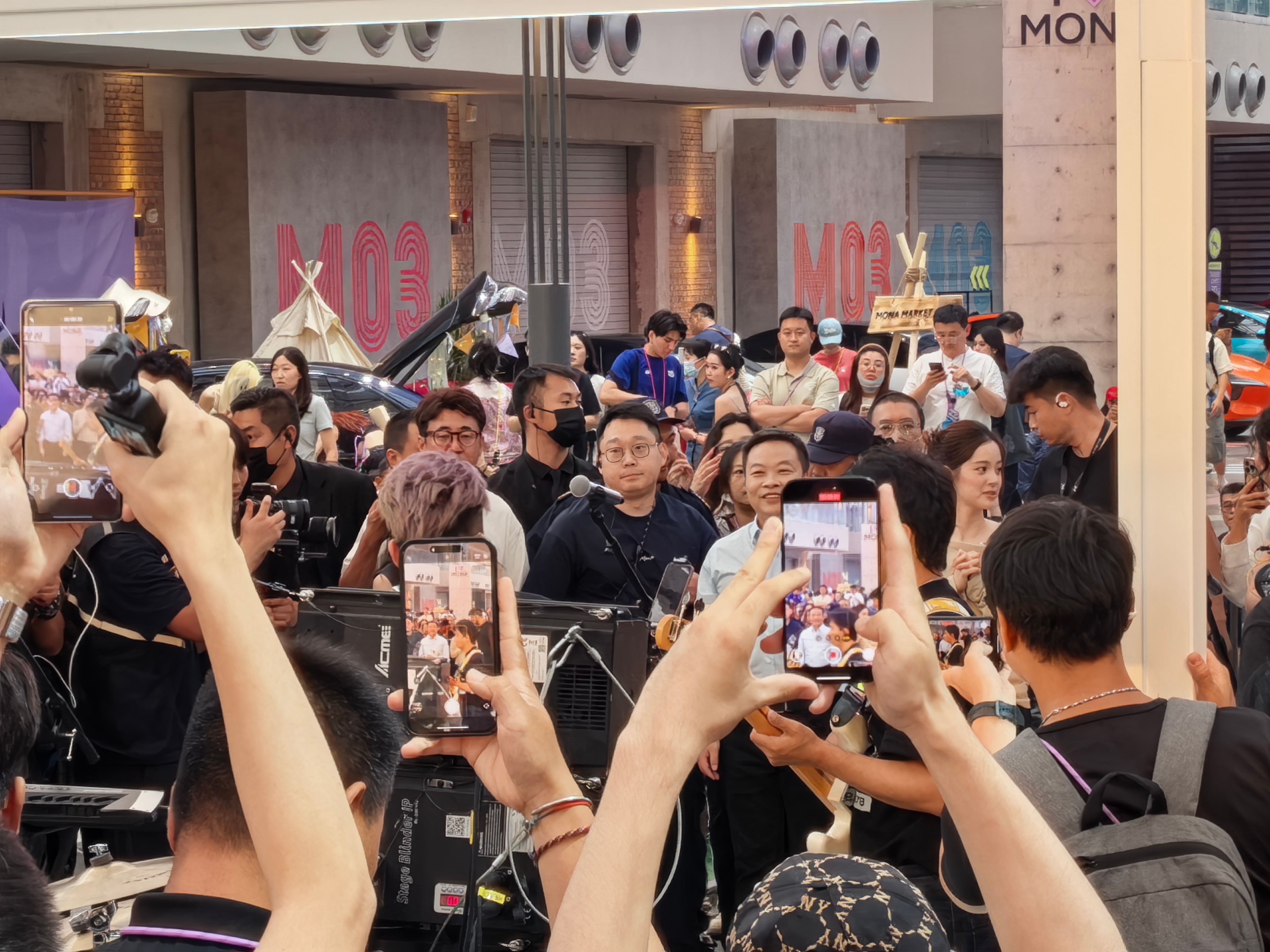 小鹏MONA发布会太会玩了 小鹏总现在也是起来了，出来直接被大家围观拍摄，旁边的