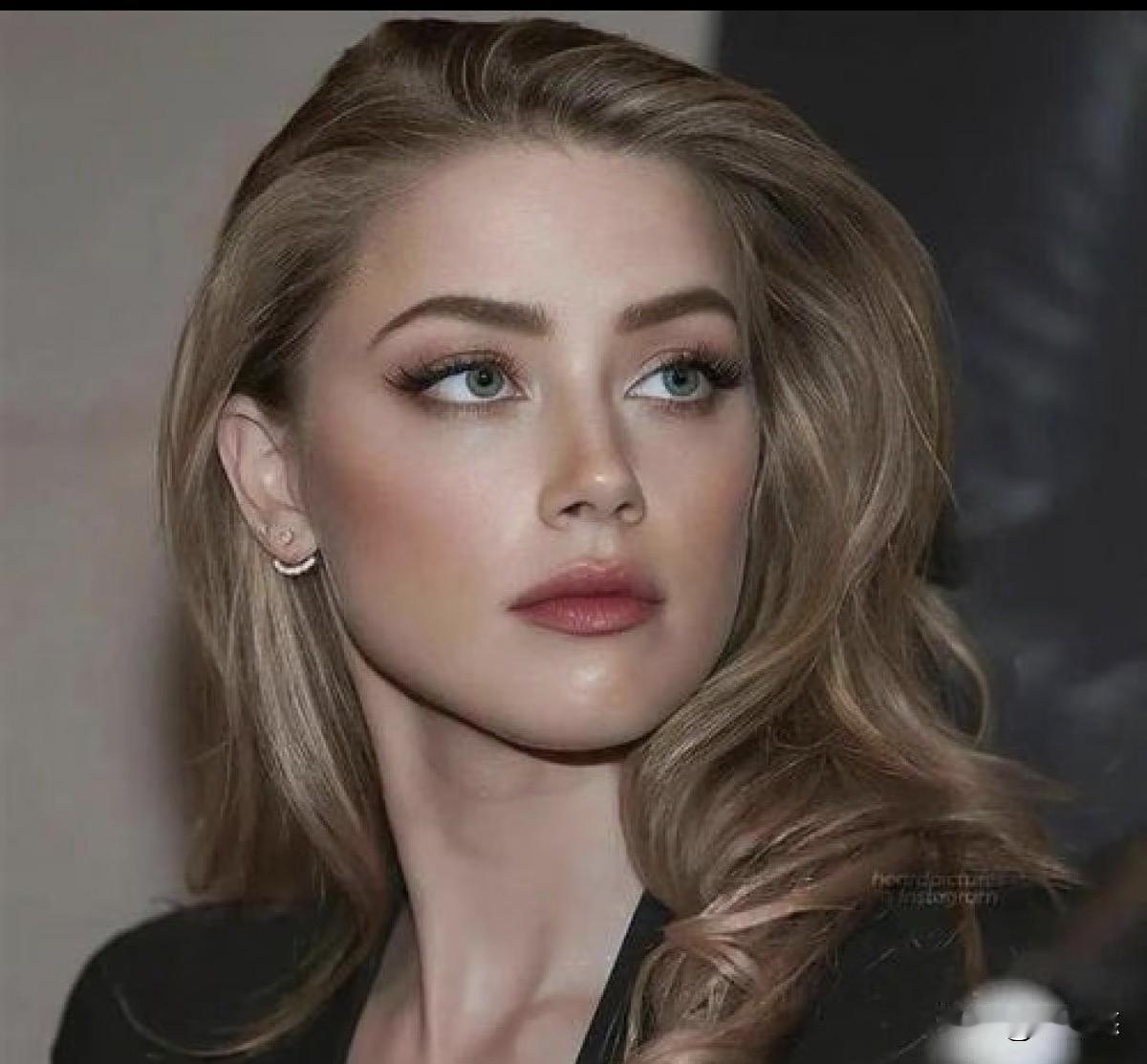 最近听到了一个词叫“赛级白女”，我很好奇到底什么是赛级白女？
去搜了一下，发现就