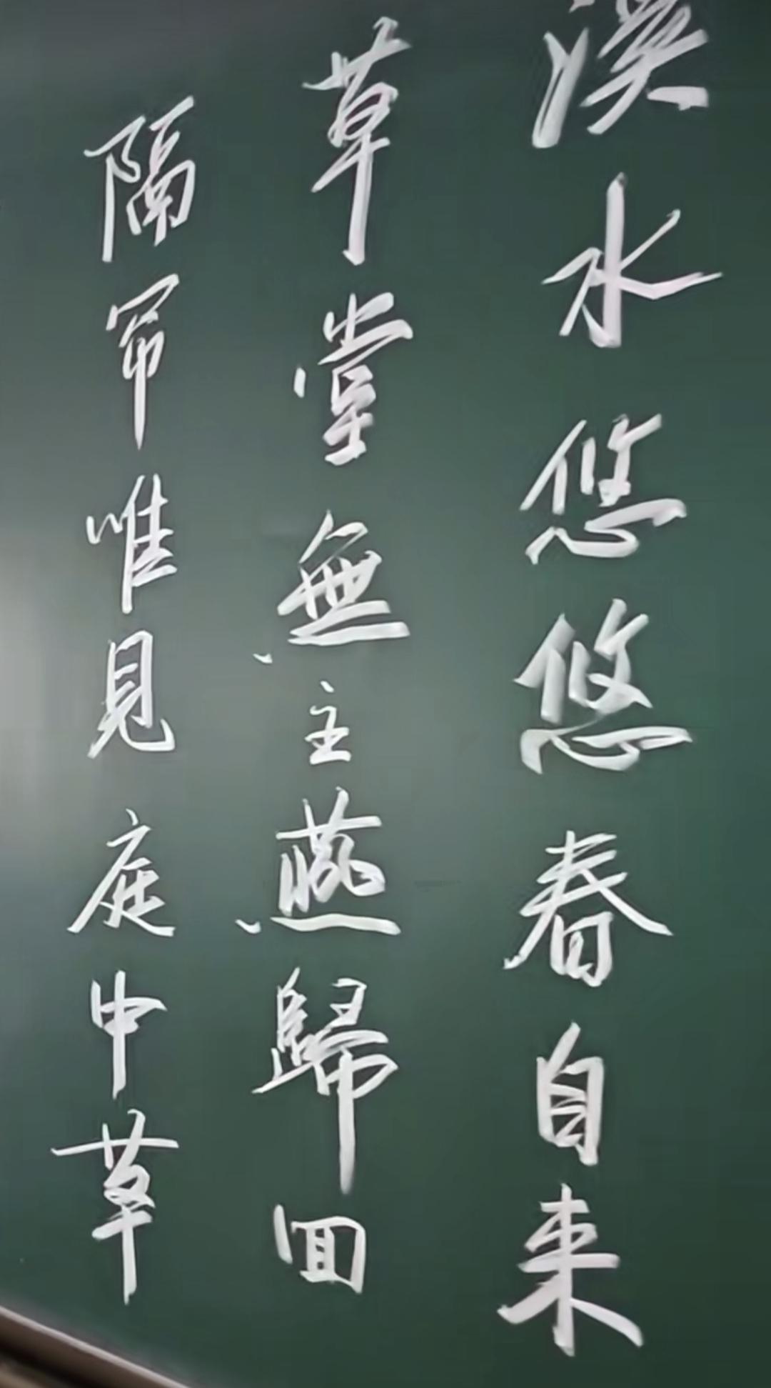 我记得我读师范大学那个时候，确实有专门的书法课，而且我们那个书法老师真的挺严格，