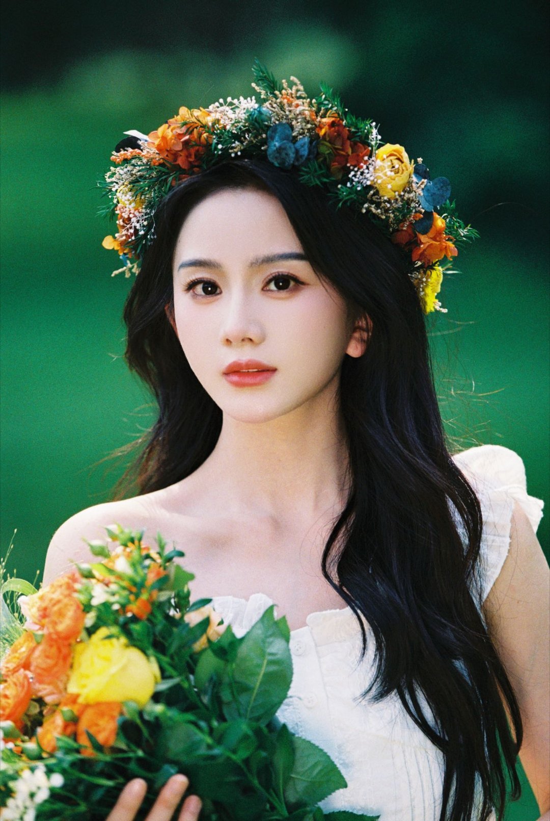 鲜花基础马秋元就不基础是新鲜出炉的生日写真！鲜花配美人，氛围感直接拉满！每一帧都