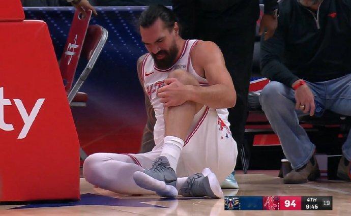 火箭麻烦大了！亚当斯“受伤”离场！

倒地的时候，亚当斯是扶着左膝盖，离场的时候