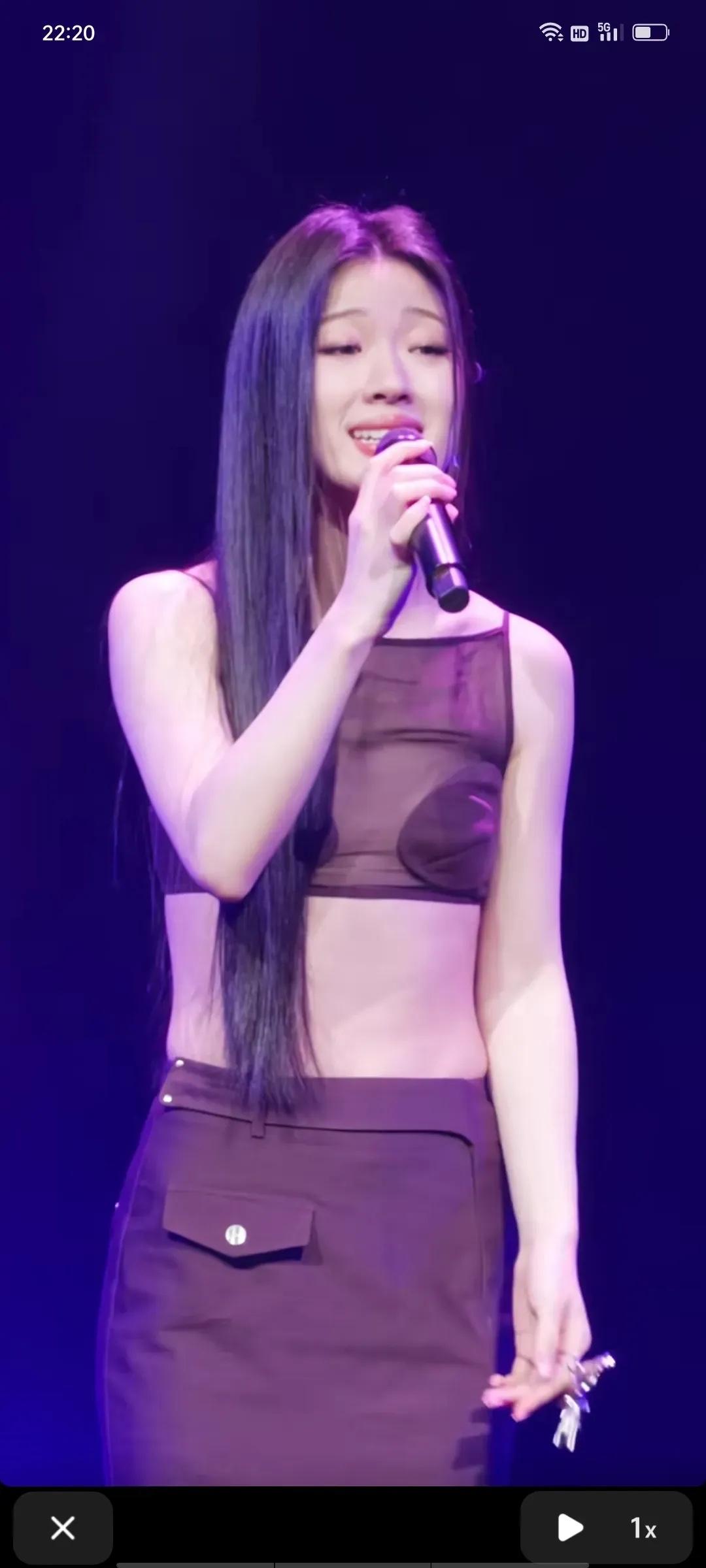 哎呦喂，单依纯这老水桶腰能不能少露点？

那两片迷色卫生护垫是不是贴错地方了！