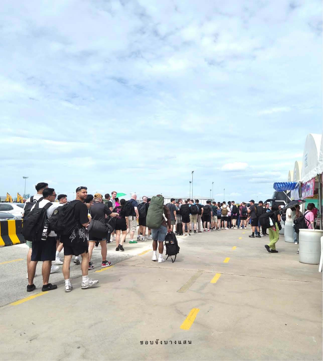 停靠泰国林查班港的MD一等人“亚伯拉罕·林肯”号航空母舰（CVN-72）上的水兵