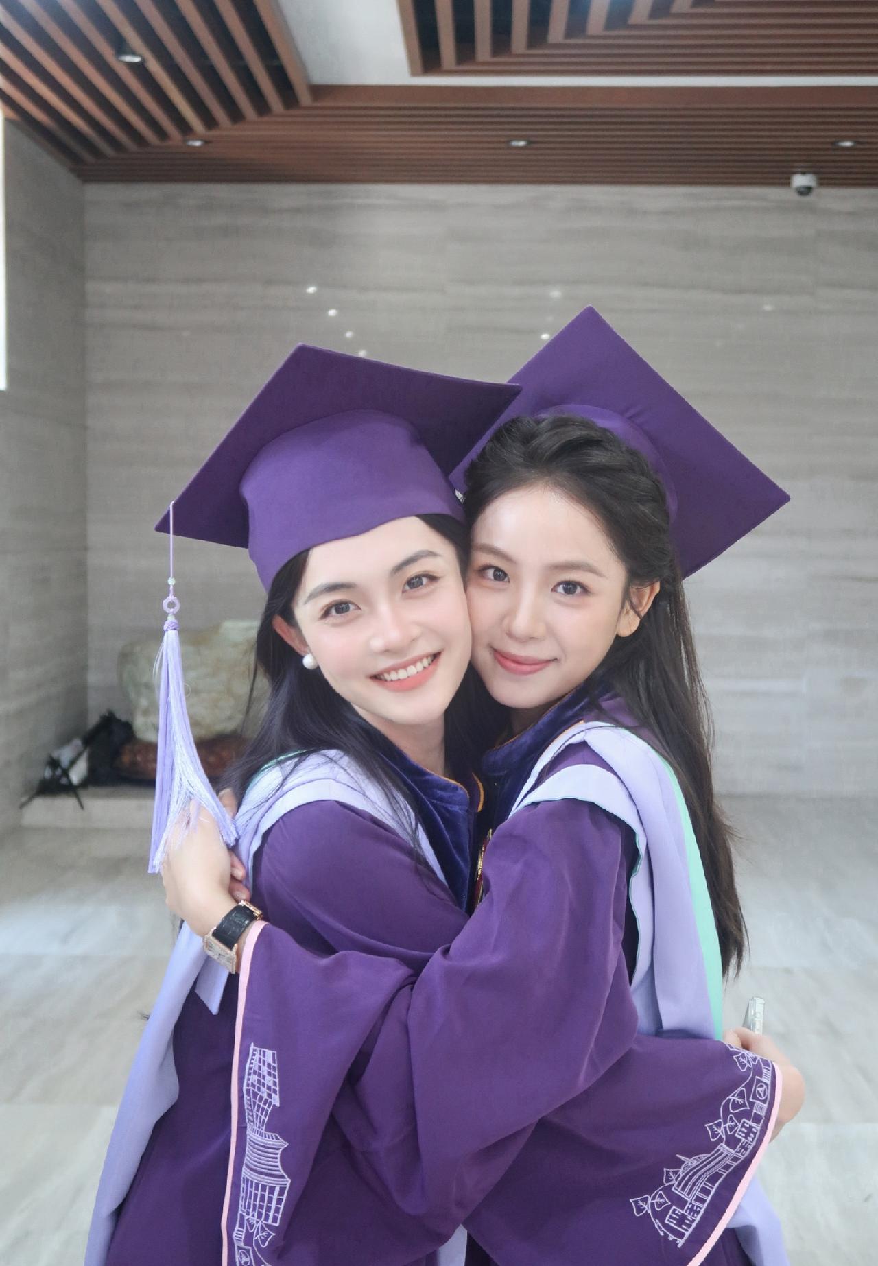 传媒大学就是不一样，学生如此美丽，毕业生服装颜色也很特别，挺好看。