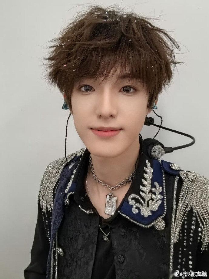 登陆少年演唱会出发照登陆少年演唱会后台自拍 登陆少年演唱会后台自拍，就是现在！ 