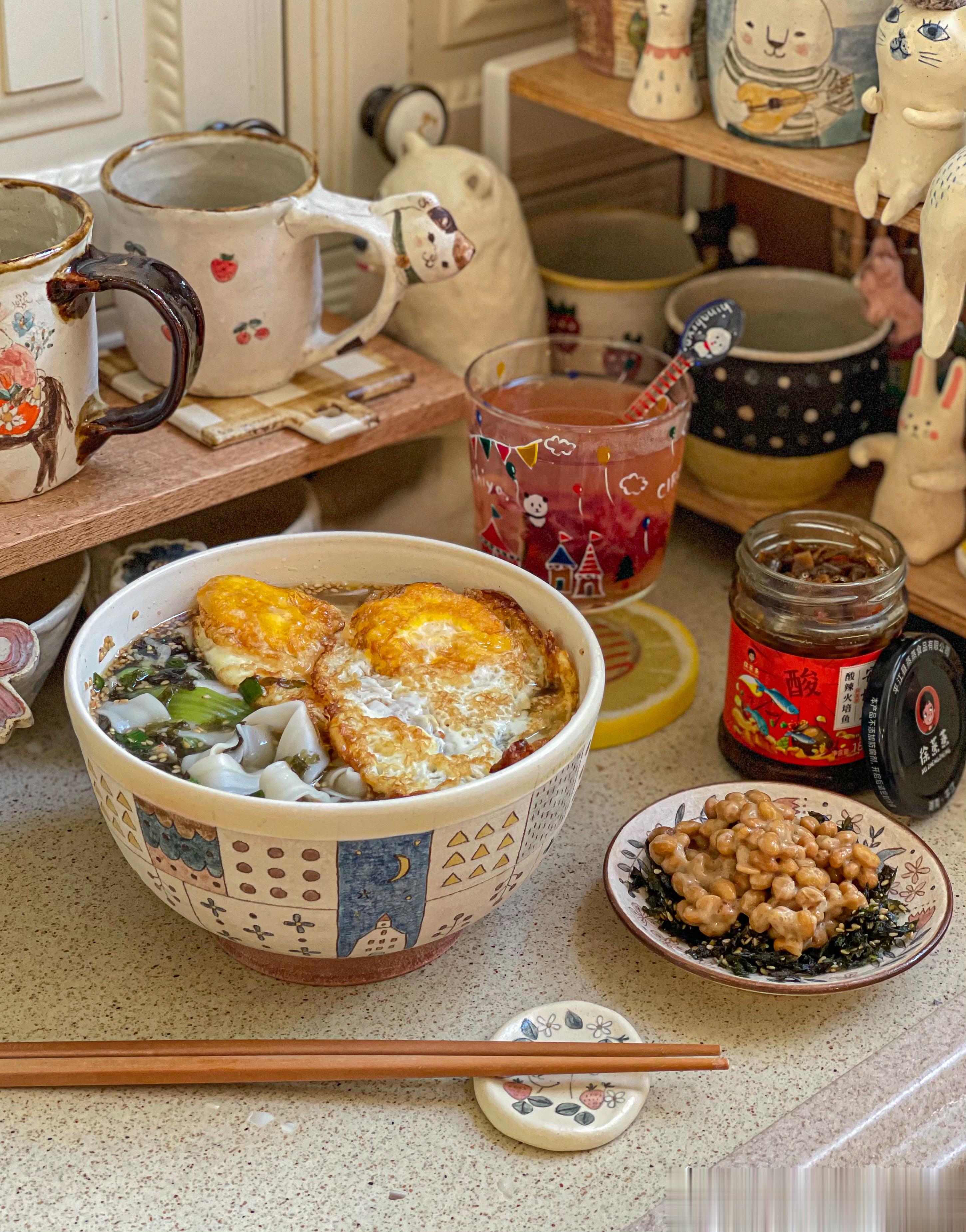 周三早餐：火培鱼刀削面+海苔纳豆+玫瑰柠檬饮最喜欢面里放煎蛋，紫菜，小葱，再挖一