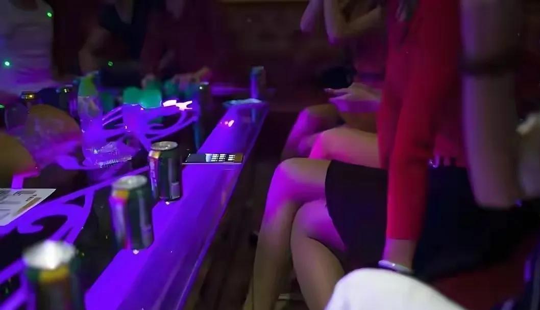 在广东中山，一名46岁已婚大叔，经常出入会所消遣，一眼盯上了店里24岁的妙龄美女