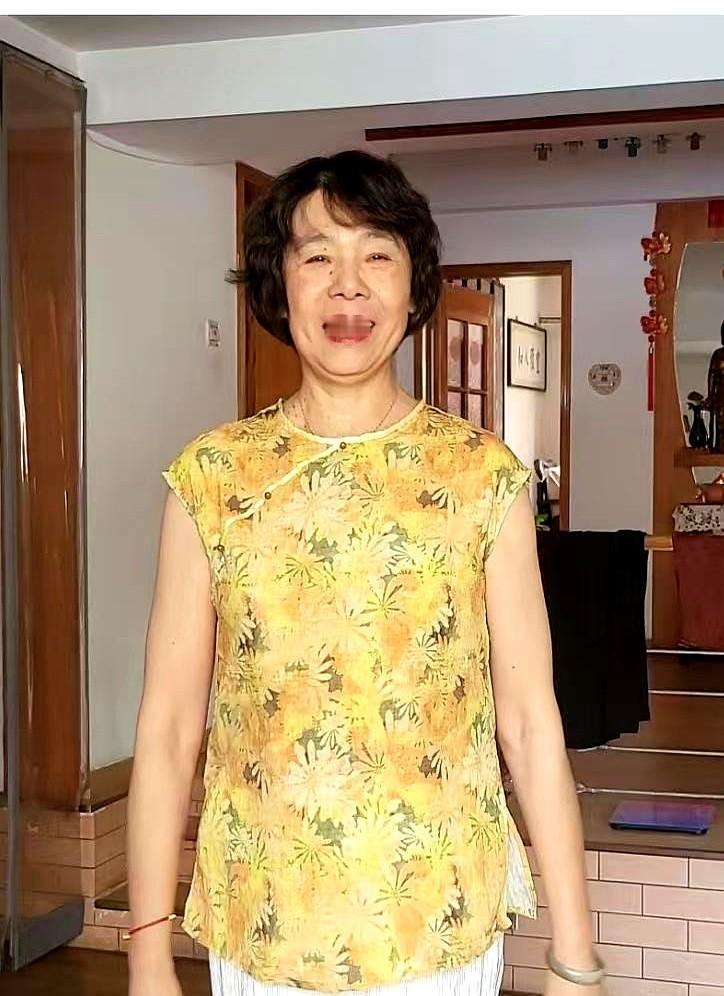昨天想穿那条新买的白裤子，可是搭配那件上衣都感觉不那么合适。

翻箱倒柜找出两年