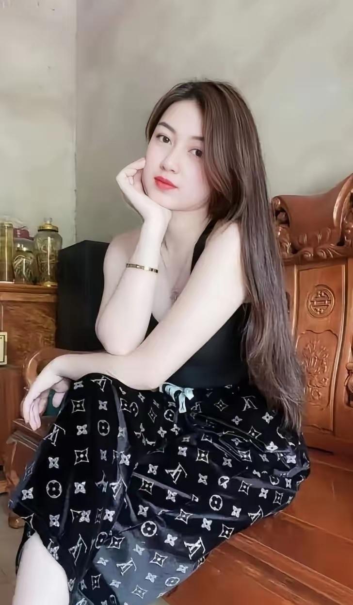 优雅黑裙，复古风韵，沉静如水，韵味十足。
