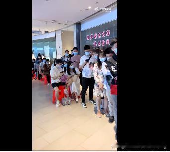 都说结婚率低。
这人也不少啊，还排大长队[捂脸]