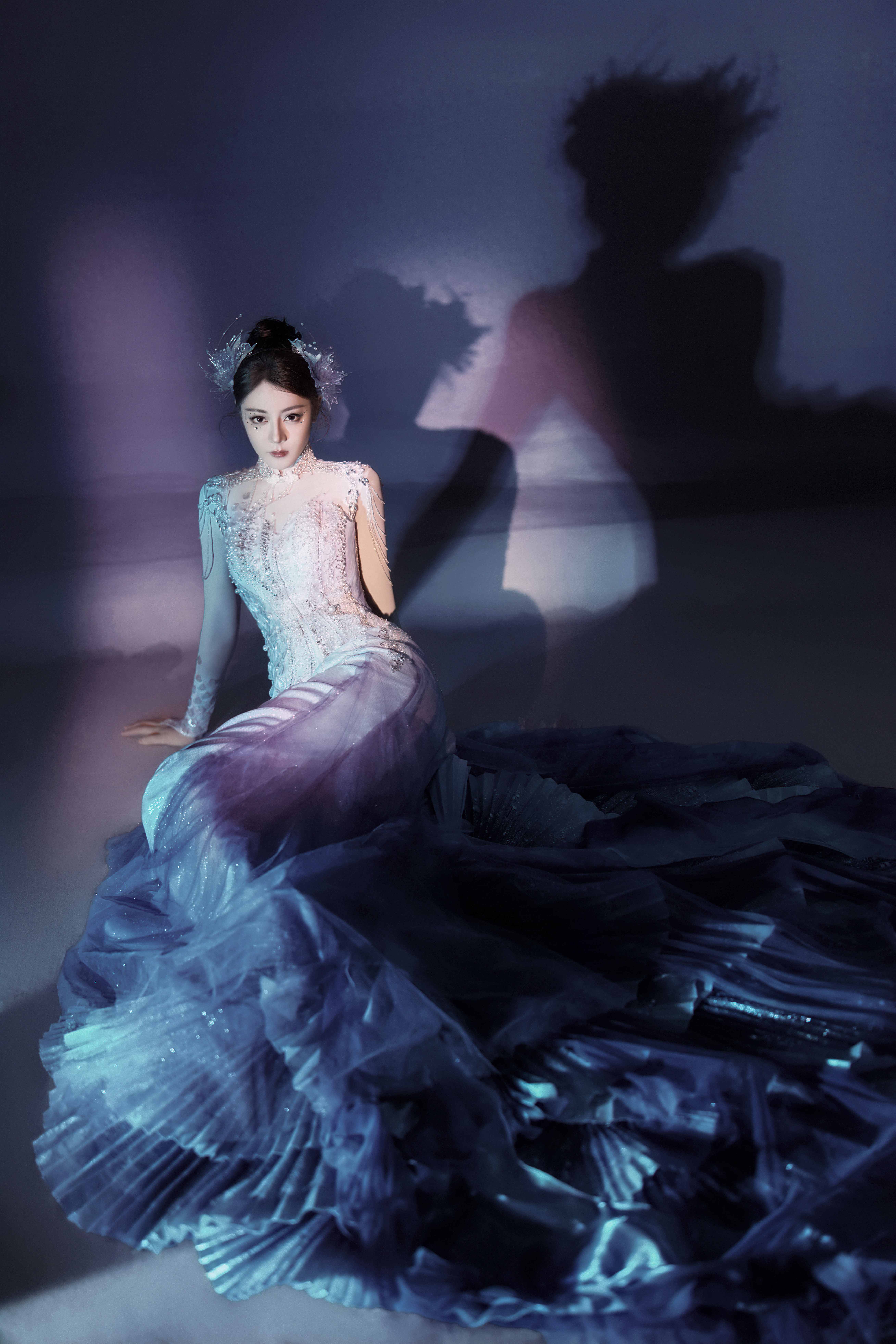 迪丽热巴即将亮相央视总台马年春晚宜宾分会场，一袭流光溢彩的裙装勾勒出灵动身姿，宛