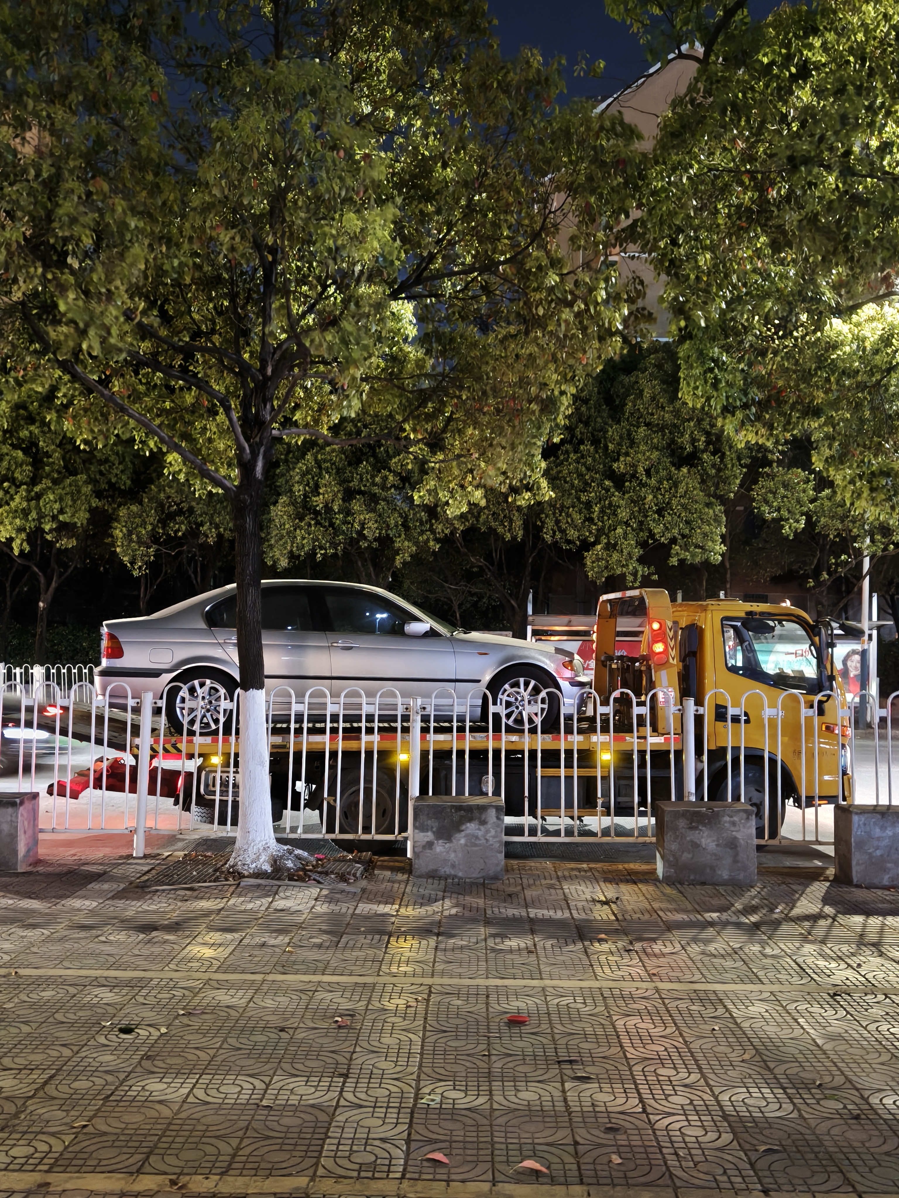 白色的W222过于优雅了，图5-6属于是老宝马的日常吗