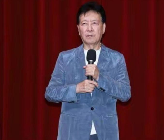 赵少康现在尴尬了，距离确定郑丽文当选已经过去整整一夜，赵少康昨天不仅没有主持节目