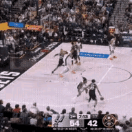 瓦兰丘纳斯VS文班亚马。
瓦兰单打文班，进攻不进，恼羞成怒，一把把文班亚马掀翻在