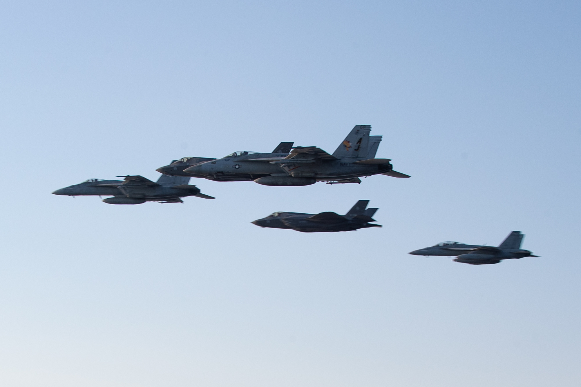 2023年7月10日，隶属于航母航空联队(CVW) 8的F/A-18超级大黄蜂和