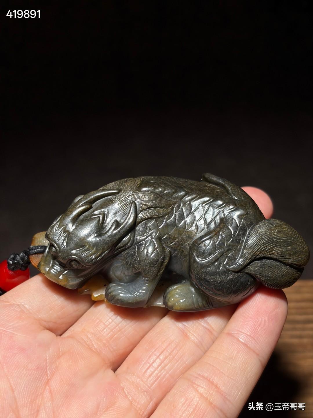 清和田玉青花籽料吸水兽
尺寸8.1×4.5×2.5厘米
