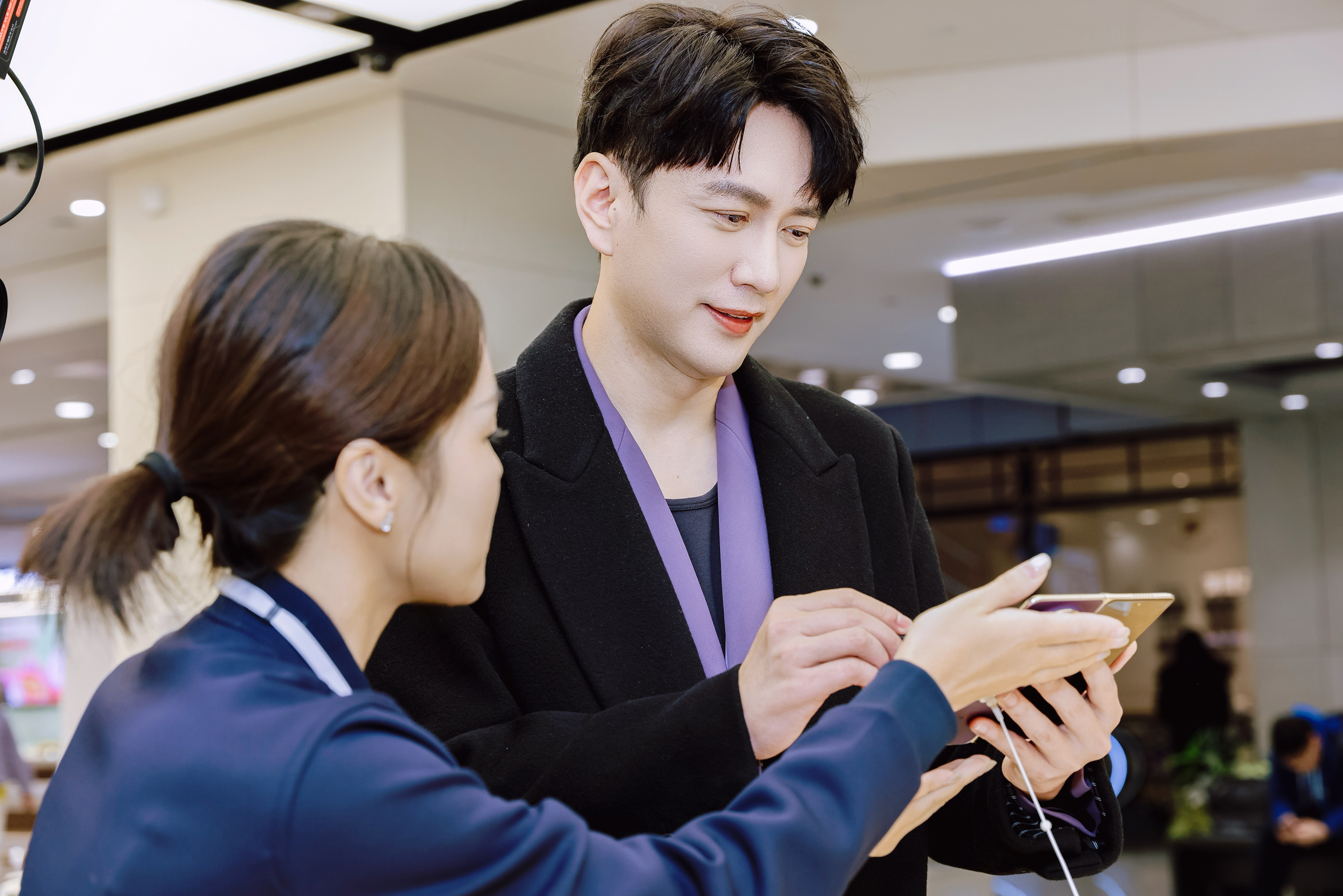  谁能想到华为门店成了追星宝地？唐国强、王仁君都在Mate X7首销日现身体验，