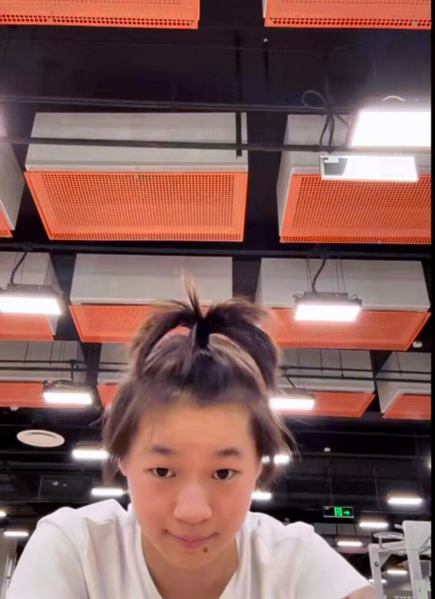 全红婵训练前后判若两人全红婵训练前像朵盛开的小花，训练后就是枯萎的小草了[哈哈]