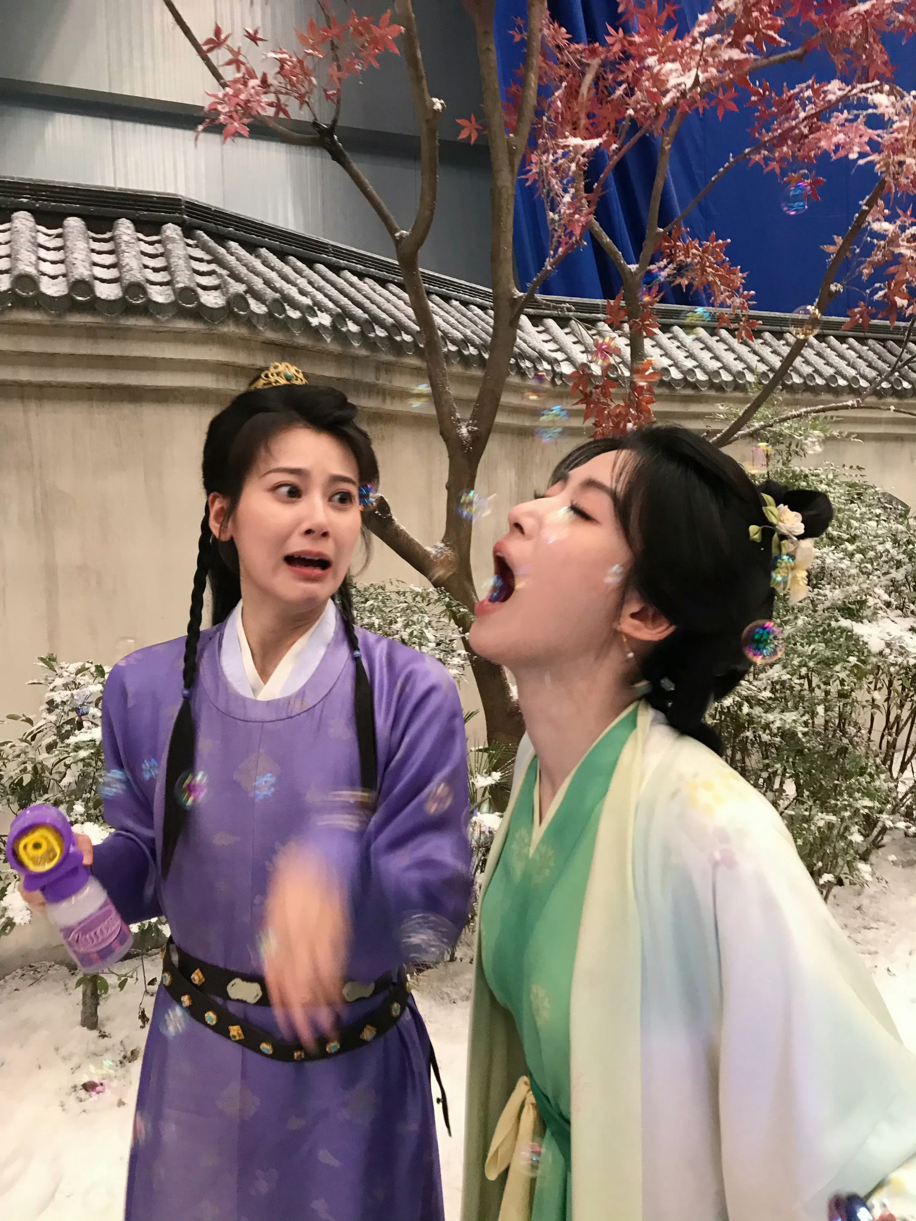 还是觉得她俩好像司马光砸缸里面爱玩的那几个小孩，天天在大院子里干一堆小孩坏事 