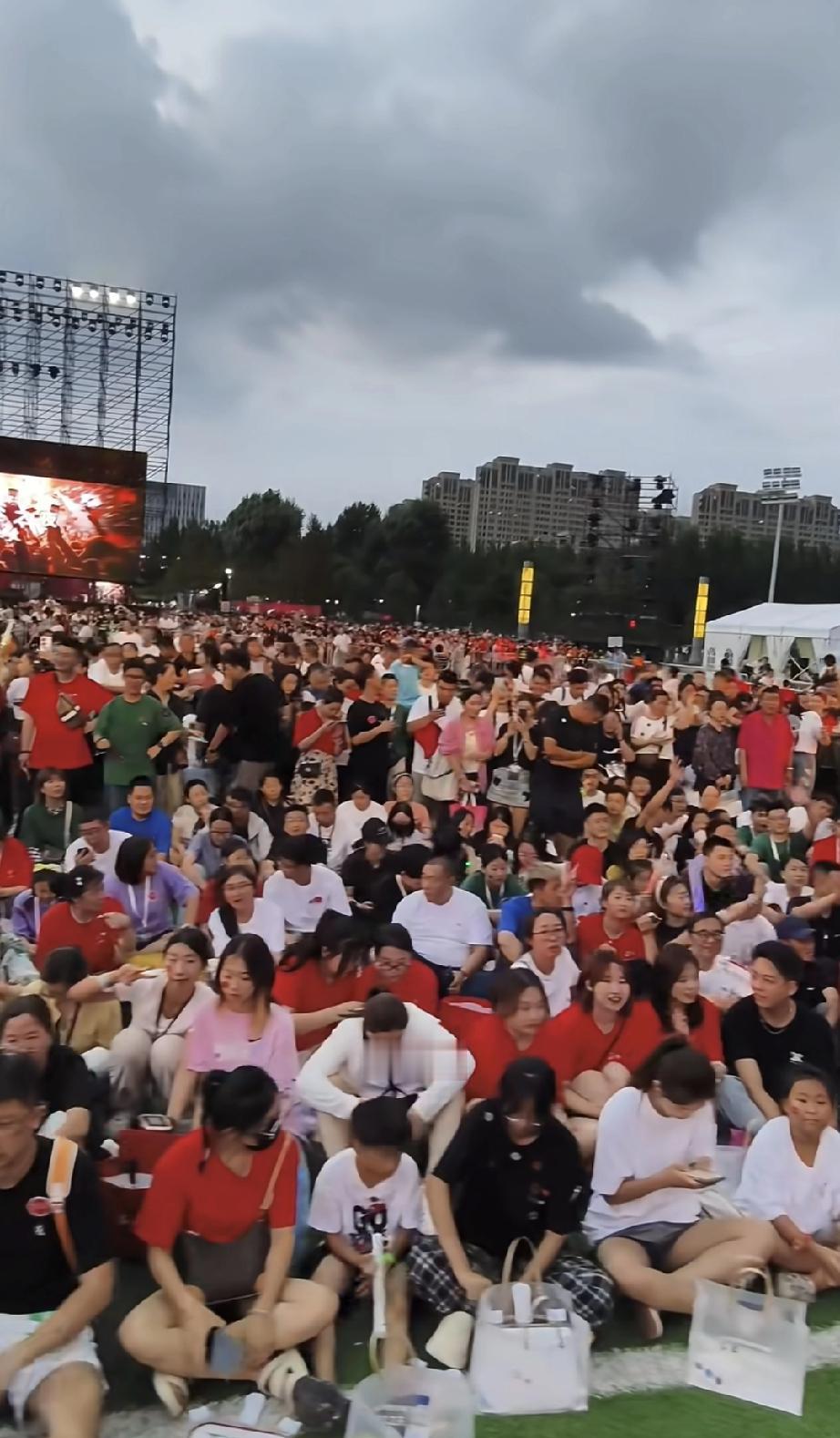 莎莎的粉丝是男女老少都有，网友发出疑问？
大头的粉丝女生可以理解，为啥莎莎的粉丝