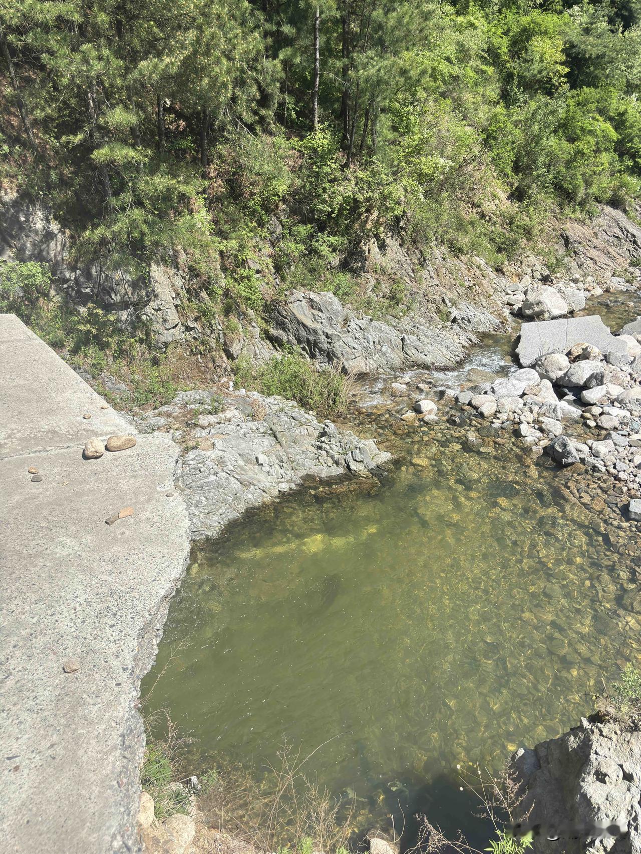 蓝田扇车沟里面，这里水看着挺清的，有的地方，不深不浅，夏天玩水看着不错。避暑的好