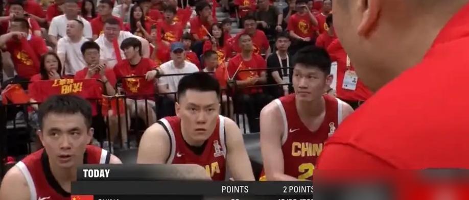 73比92。
中国男篮又输了，输给日本队19分。
赛后，主教练郭士强一个人坐到台