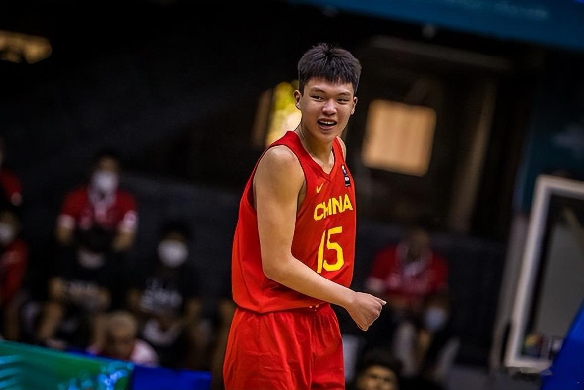 中国男篮两连胜暂列小组第三凭借终场前2.2秒杨瀚森的“准绝杀”，中国男篮在31日