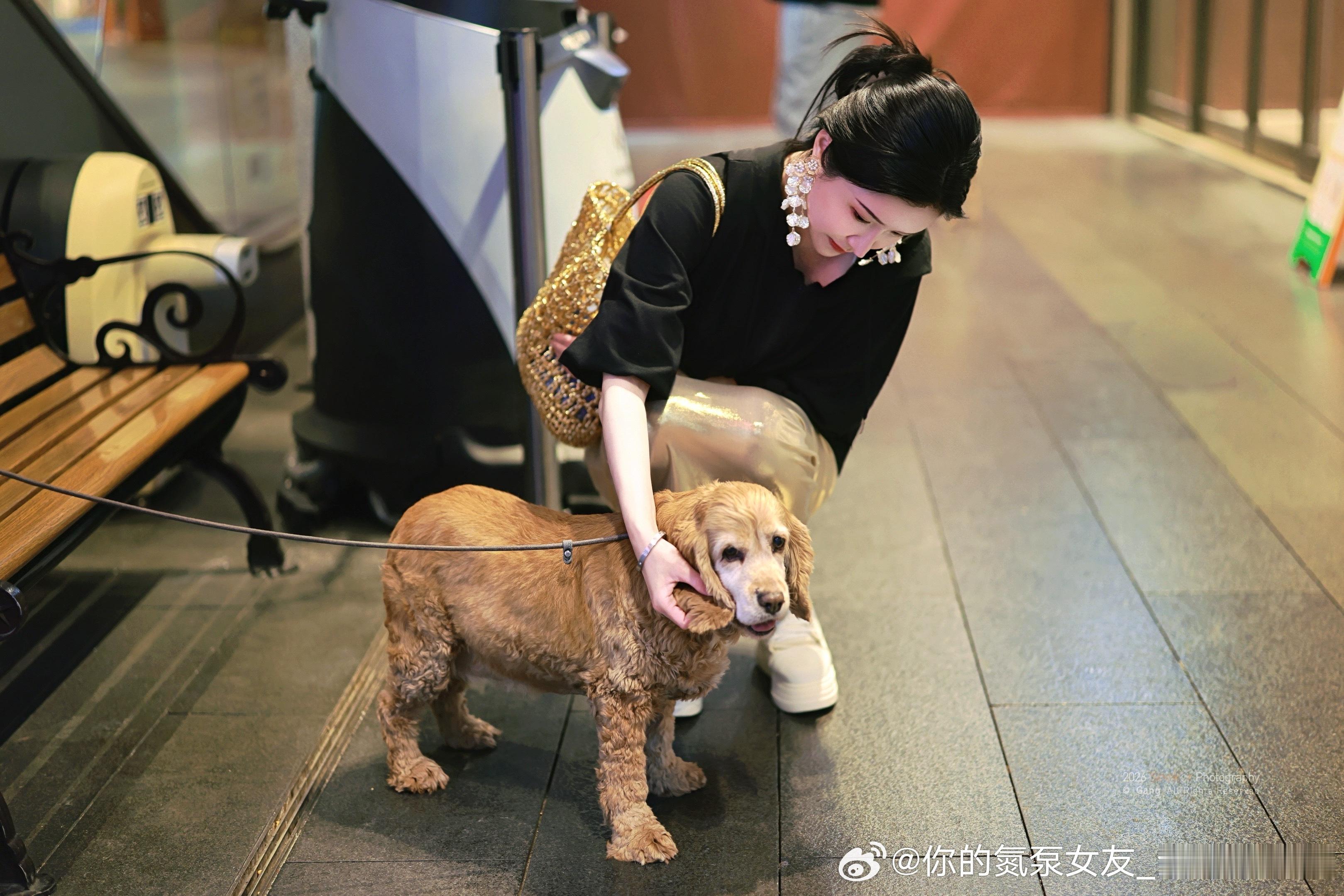 街拍美女[超话] 舞台上的我，生活里的我，温柔的我——都是真的我。可以高光，也可
