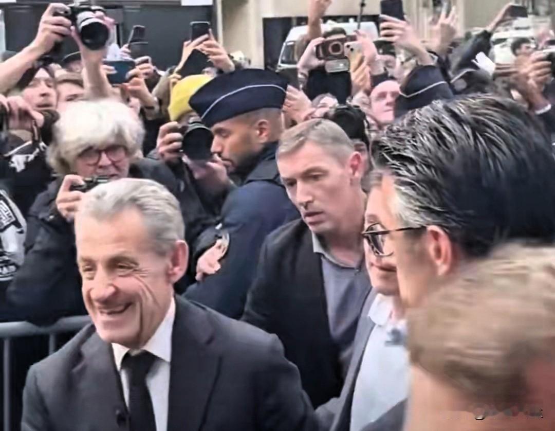 法国前总统萨科齐在监狱待了20来天，然后就写了本《囚徒日记》的书，10月21日进