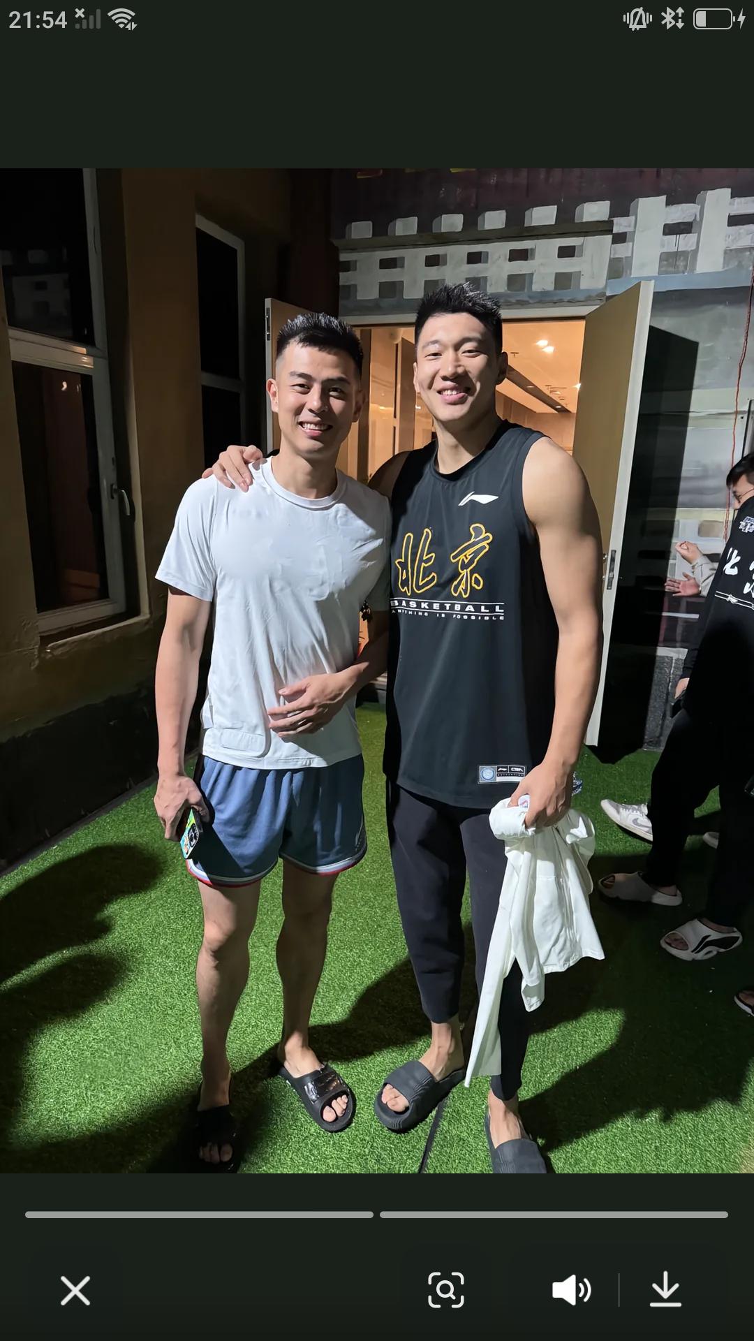 据京媒消息，昨天北京首钢俱乐部官宣球队老将方硕以租借形式加盟NBL 长沙勇胜俱乐