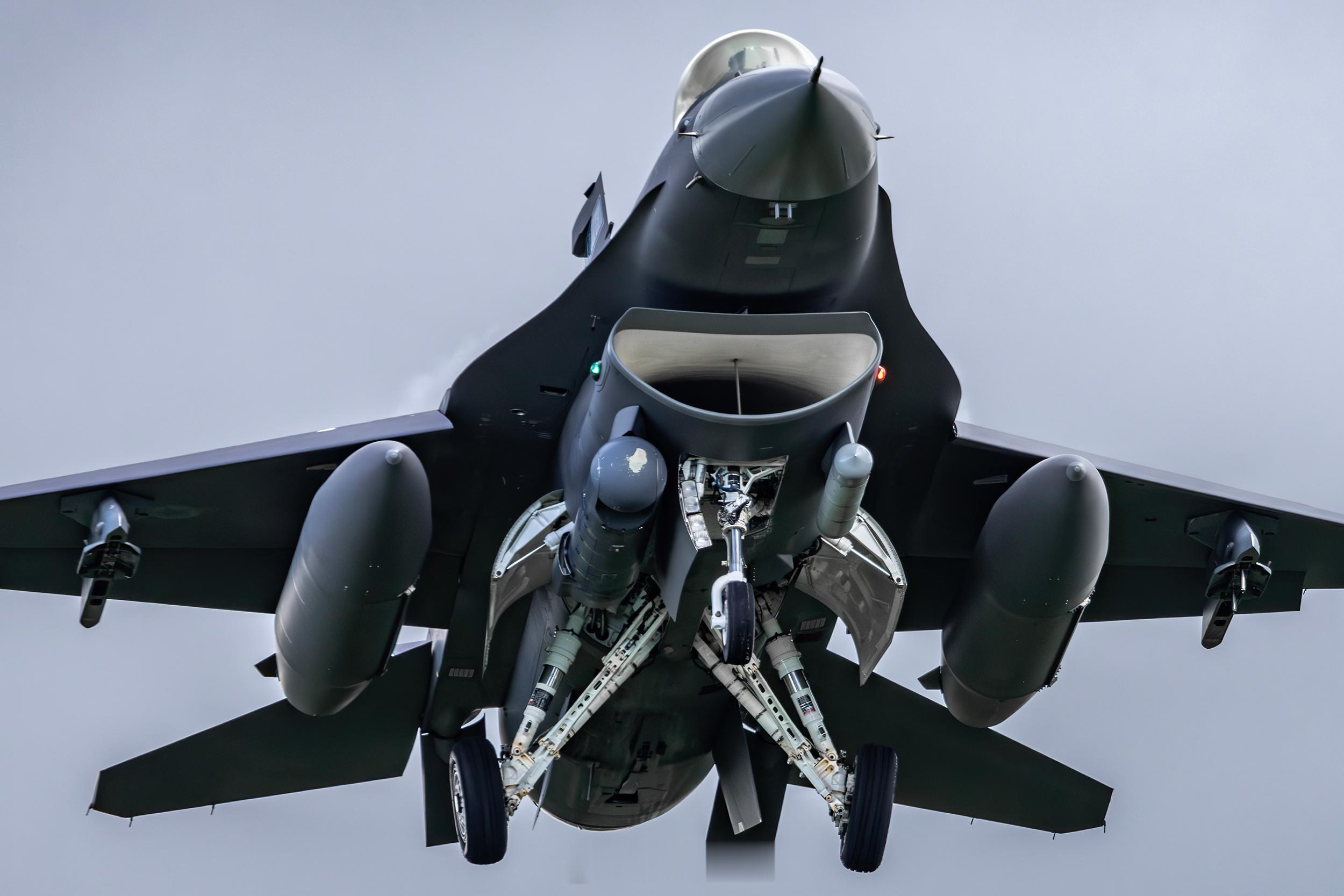 更新一组F-16战斗机组图，正面视角还是不错的 ​​​