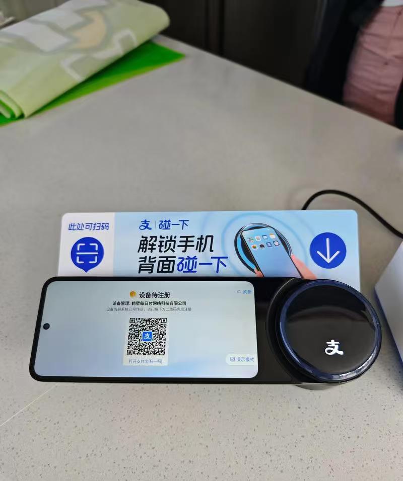 一位在美国的华人觉得，中国的手机支付是最傻的事情，买东西总是要拿出手机扫码，再输